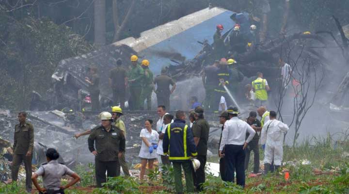 [:es]FOTOS. Mas de 100 muertos al estrellarse un avión en Cuba[:]