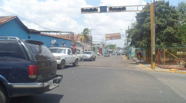 [:es]Semáforos ausentes y calles oscuras en La Pascua[:]