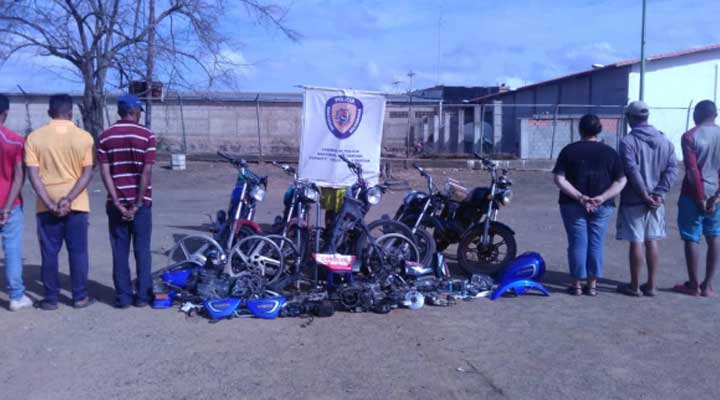 [:es]Tras las rejas integrantes de la banda “Los burros mojados”[:]