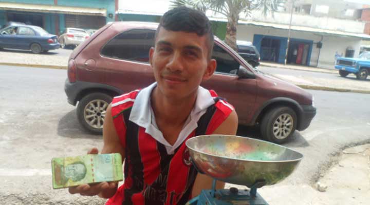 [:es]“Ni en foto” quieren los billetes de 50 y 100 en La Pascua[:]