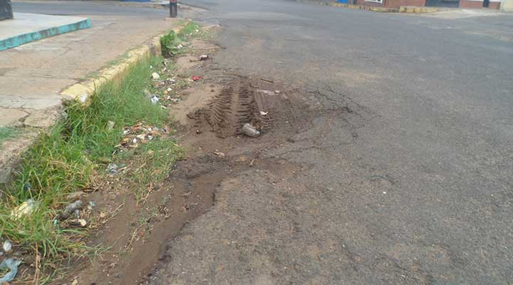 [:es]“UN HUECO SI Y UNO NO”. Vecinos denuncian que el plan de bacheo en la calle Shettino quedo incompleto[:]