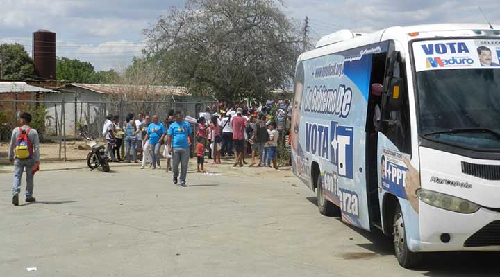 [:es]DENUNCIA. “Pablo Alvarado nos ofreció 20 kilos de harina por nuestro voto y ahora nos salió con 3 kilos”[:]