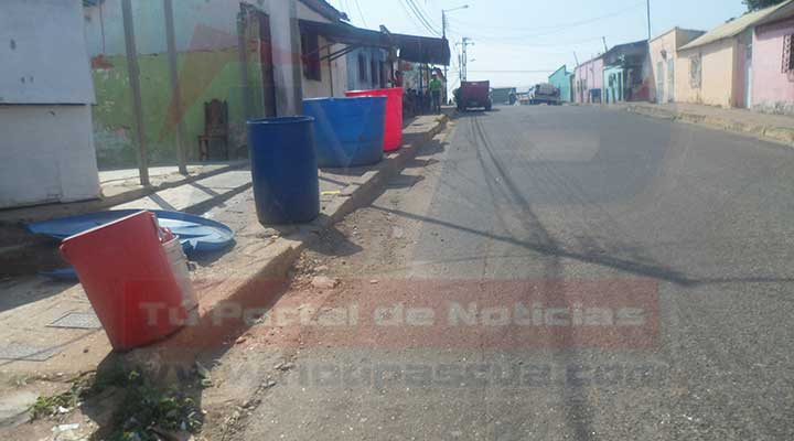 [:es]Vecinos de la calle El Robre se «amotinaron» y protestaron ante la falta de agua[:]