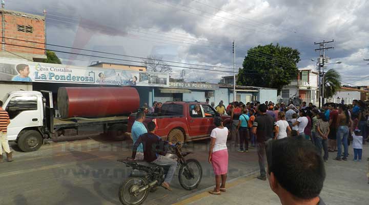 [:es]PROTESTA. “Desde que instalaron un tubo de 3 pulgadas para Vipedi a Carlos Pérez no le llega el agua”[:]