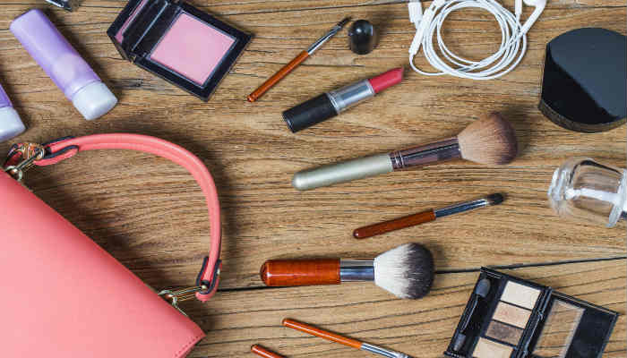 [:es]Que no debe faltar en tu portacosméticos al momento de un viaje[:]