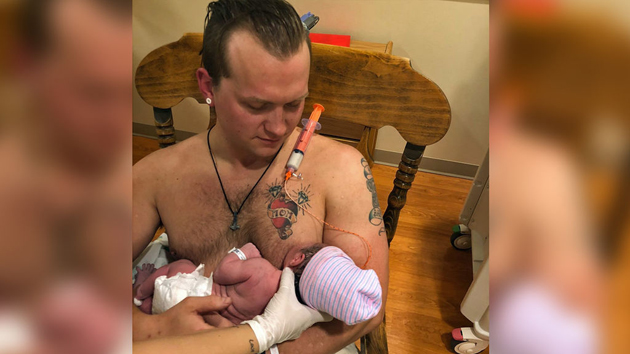 [:es]FOTOS. Hombre amamanto a su hijo recién nacido[:]