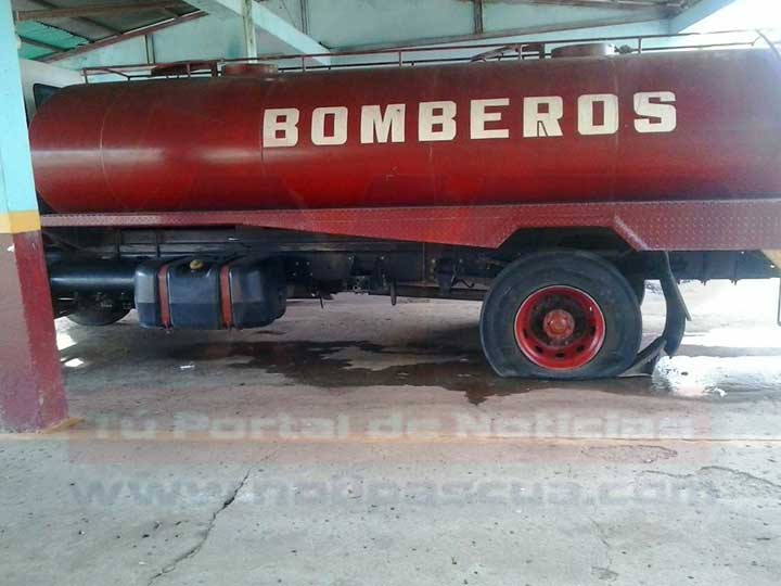 [:es]Vecinos debieron apagar el incendio de una casa a «fuerza de tobo»[:]