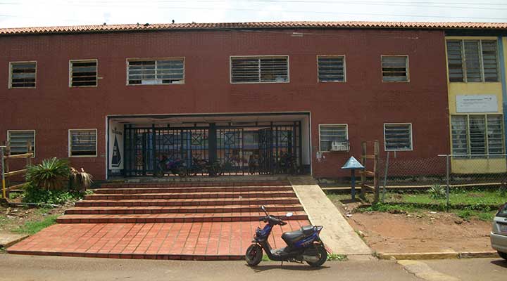 [:es]No hay espacio para tanta gente en liceos del estado Guárico [:]