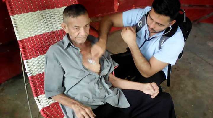 [:es]Doctores del Zamora Arevalo ofrecen consulta medica a los abuelitos del geriátrico[:]