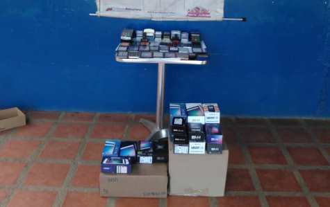 [:es]Dos comerciantes detenidas por vender teléfonos con sobreprecio[:]