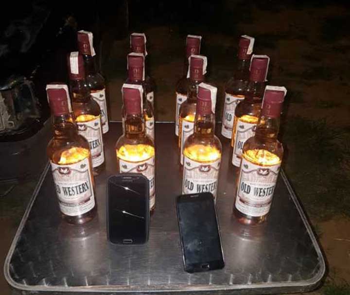 [:es]Los capturaron luego de hurtar licores[:]