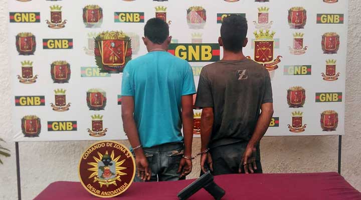 [:es]Detienen a cuatro sujetos tras incautar tres armas de fuego[:]