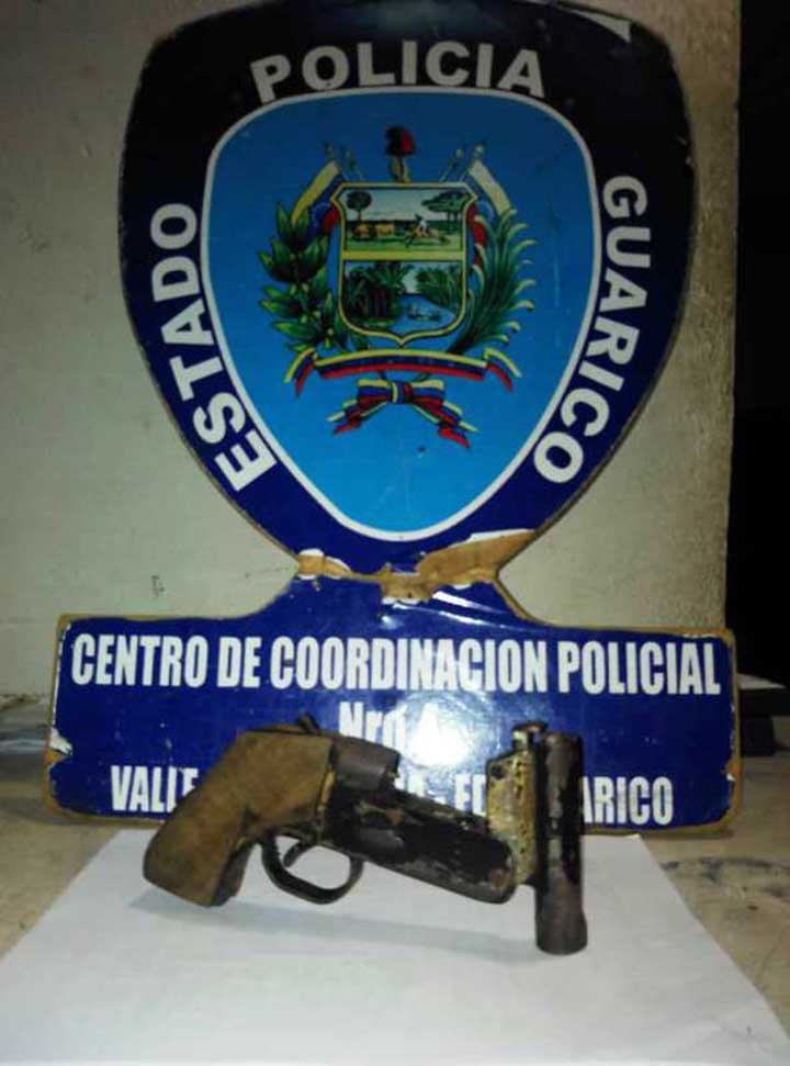 [:es]Lo atraparon portando un chopo[:]