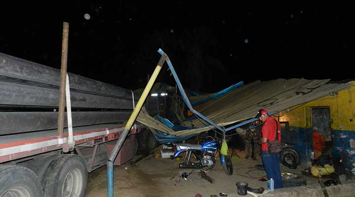 [:es]Gandola impactó contra cauchera dejando un niño herido[:]