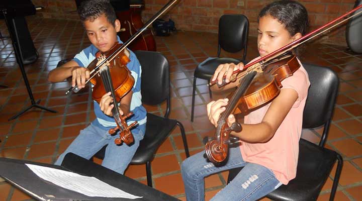 [:es]Sistema de Orquestas y Coros Guárico atenderá más de 64 mil niños y jóvenes en este nuevo año escolar[:]
