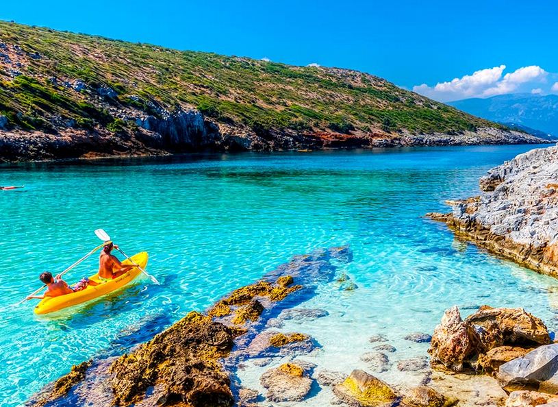 [:es]Grecia se viste de gala con tres islas llenas de blanco y azul.[:]