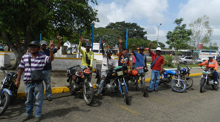 [:es]Mototaxistas defienden su derecho al trabajo en Valle de la Pascua[:]