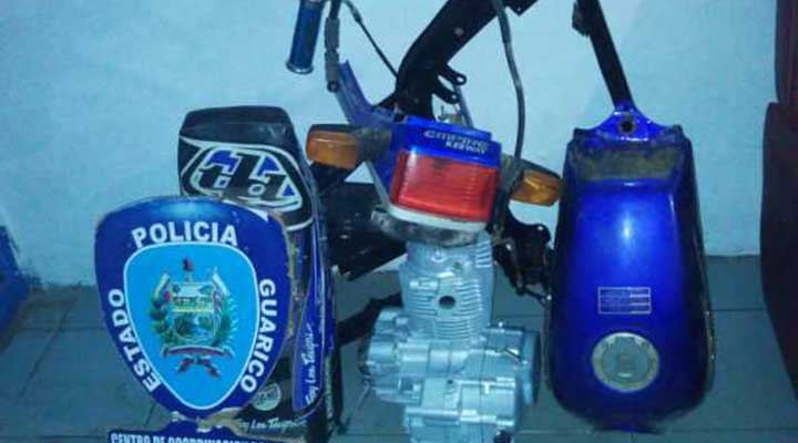 [:es]Capturaron a un hombre con un facsímil y partes de motos[:]