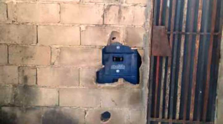 [:es]Abrieron un boquete y robaron local comercial del terminal de La Pascua[:]