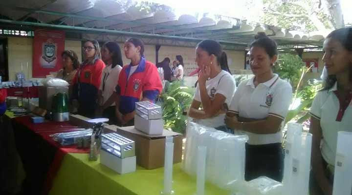 [:es]Unefa fue dotado con material de laboratorio[:]