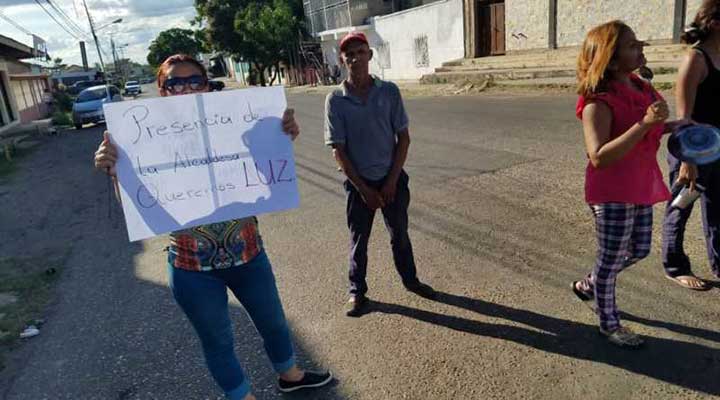 [:es]Trancan avenida Manapire en protesta tras 8 días sin energía electrica[:]