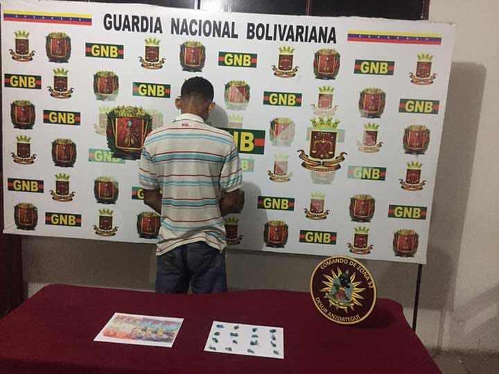 [:es]Capturados dos sujetos armados y presunto microtraficante[:]