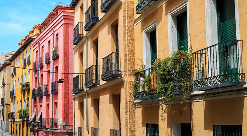 [:es]Un barrio turístico de Madrid, cinco planes cool en Embajadores y cafes en Lavapies[:]