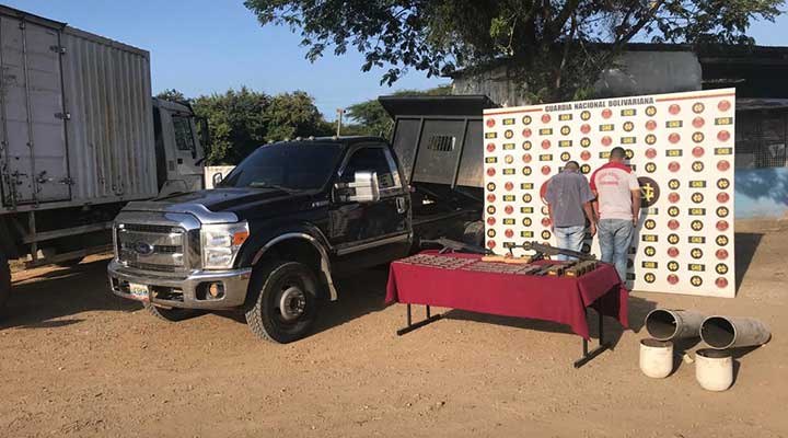 [:es]Detenidos dos sujetos con 1.300 municiones, armas y droga en Anzoátegui por la GNB[:]