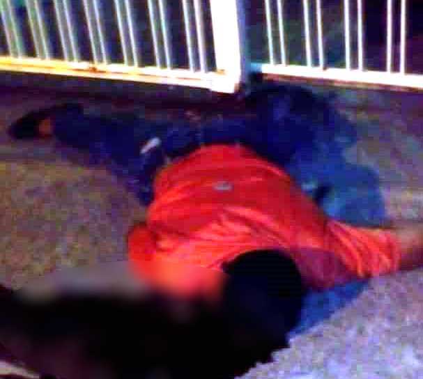 [:es]Motorizado murió al impactar contra un portón[:]