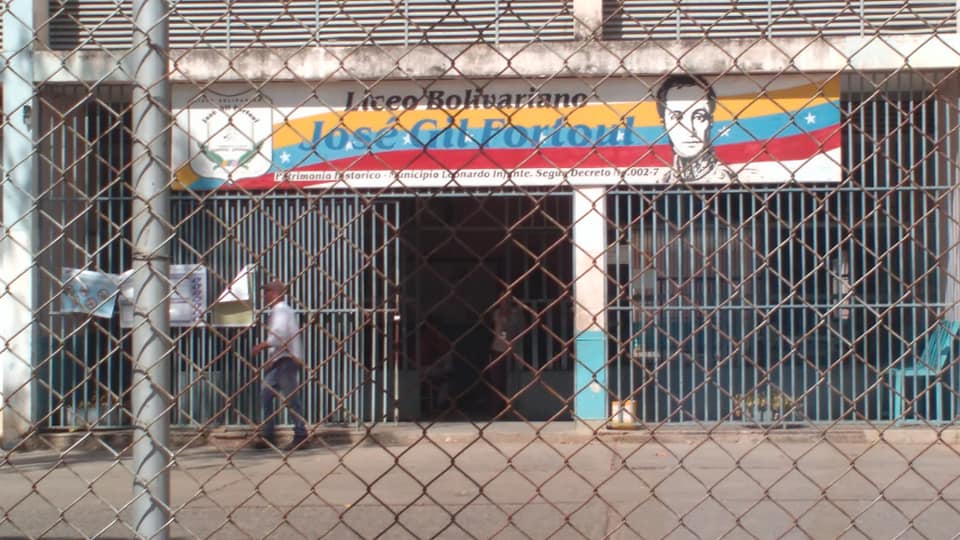 [:es]En la tarde siguieron solos los centros de votación en Infante[:]