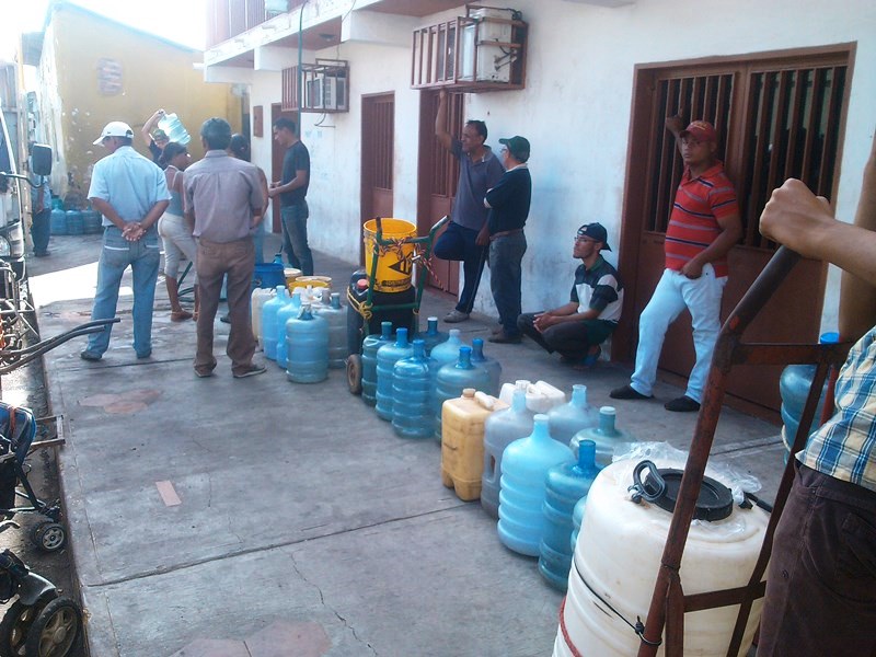 Vallepascuenses siguen buscando agua donde sea y a como se consiga