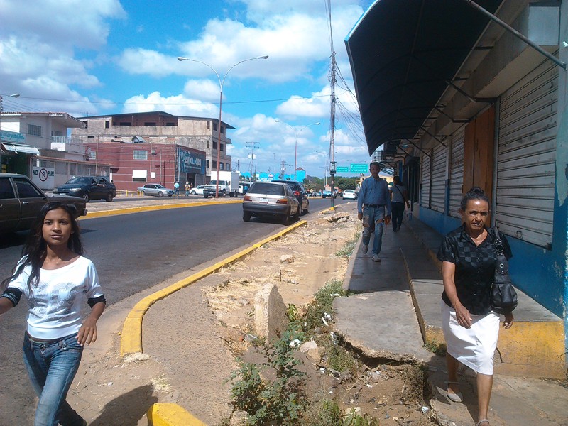 [:es]Bajo sol y lluvia caminan vallepascuenses [:]