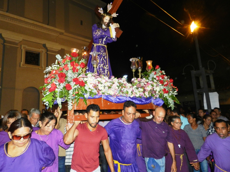 Como en los buenos tiempos, el pueblo asiste a la misa y procesiòn de Semana Santa