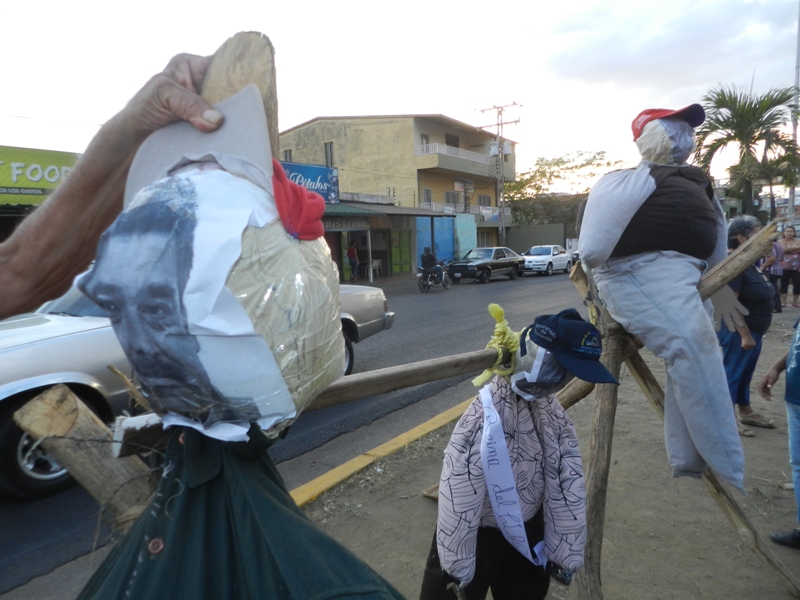 Figuras oficialistas predominaron en La Quema de Judas de Valle de la Pascua