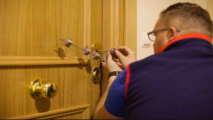 La presencia del cerrajero en desalojos legales.