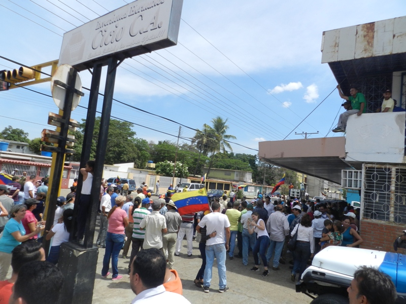 Ciudadanos se concentran por la Operación Libertad convocada por Juan Guaidó