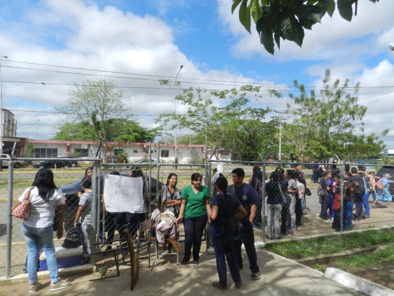 Nuevos Tsu y licenciados en Enfermería reclaman acto de grado en la Unerg Valle de la Pascua