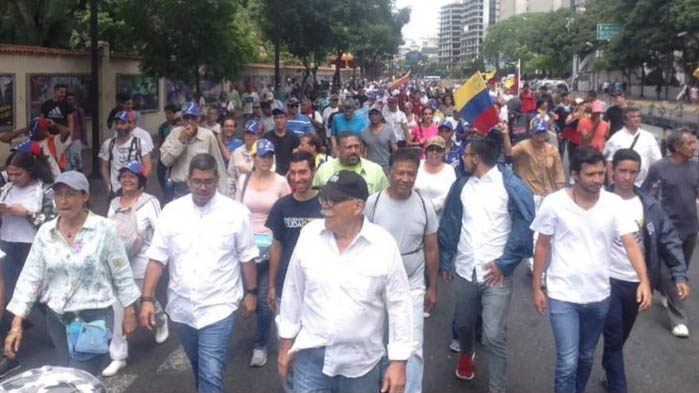 Opositores se movilizan hacia la sede militar de La Casona