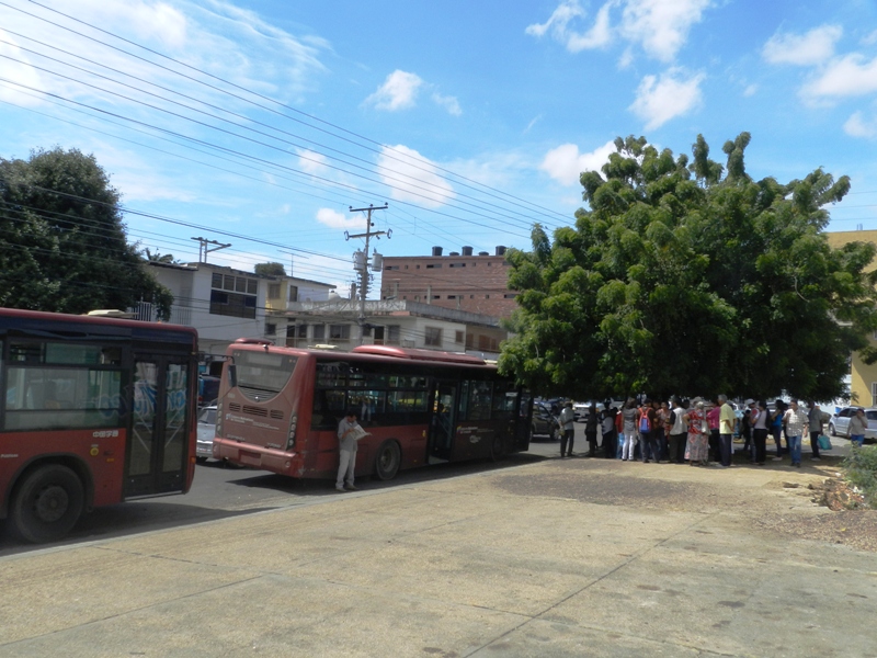 Retenidos dos buses Yutong por pacientes renales en protesta
