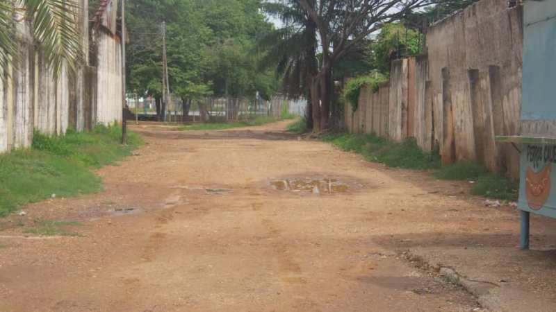 En el callejón Llanero vecinos piden alumbrado publico y reparación de la vialidad