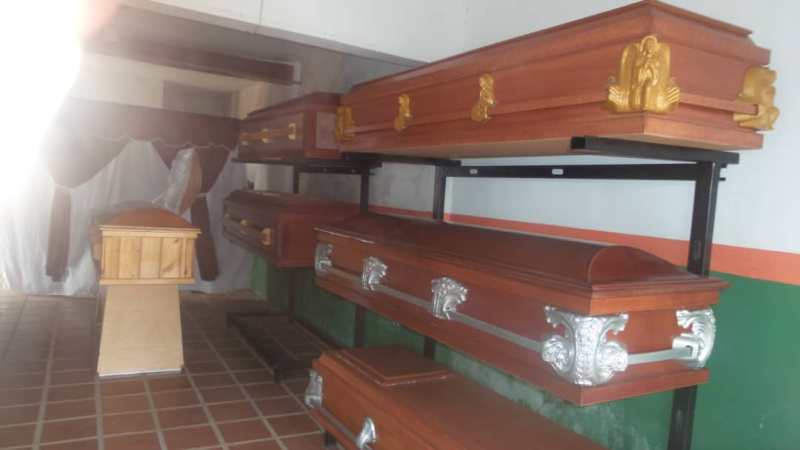 Sale más económico fabricar ataúdes en La Pascua que traerlos de los demás estados