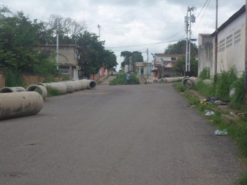 Un reguero de tubos dejaron en la calle La Pua y no solucionaron el desborde de aguas negras
