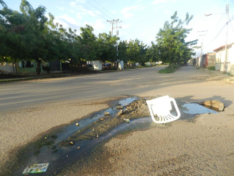 LA COMUNIDAD RECLAMA. Desborde de cloacas y deterioro en calles afectan a sector noreste del municipio Infante
