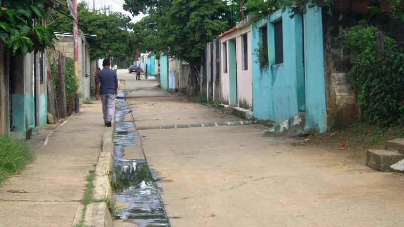 En el callejón 3 de Las Garcitas los malos olores son el pan de cada día