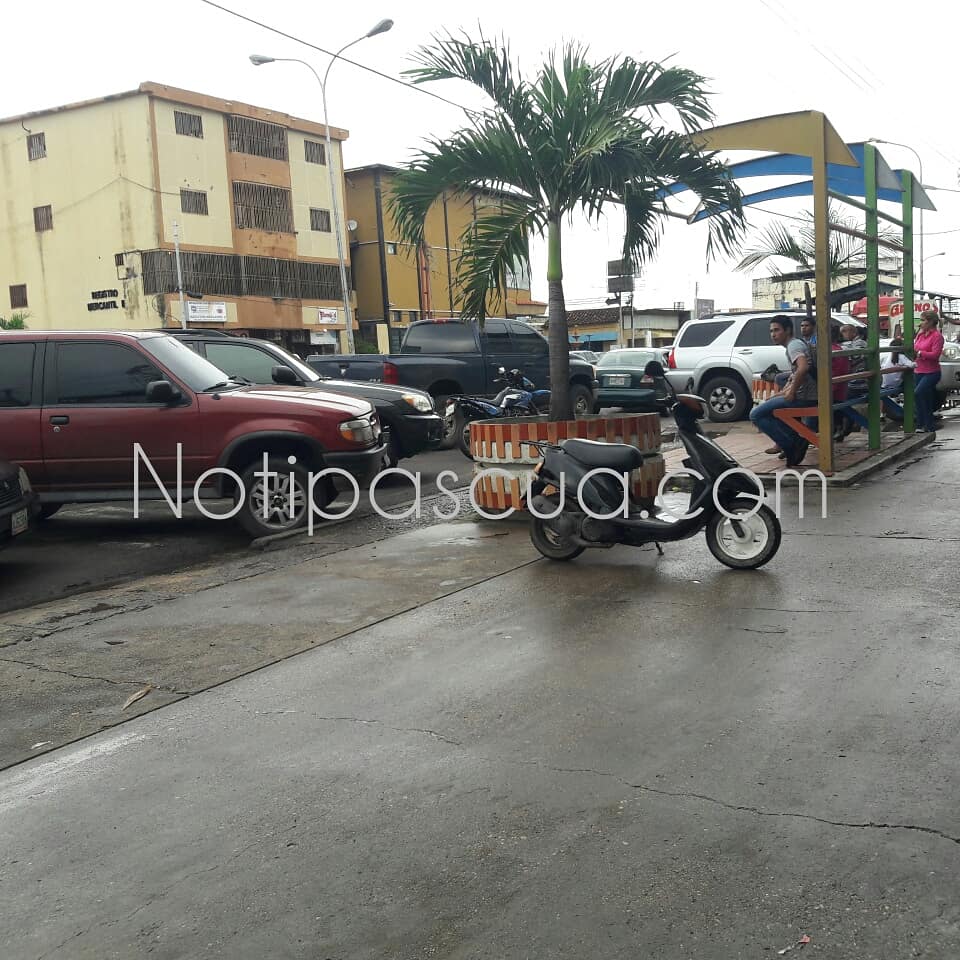 CIUDAD SIN LEY. No respetan las paradas de buses en La Pascua