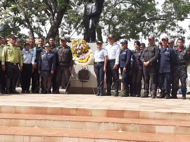 Policías celebraron su día con ofrenda floral ante el libertador Simón Bolívar