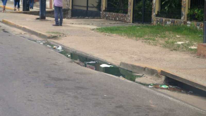 Ni Hidropaez ni la Alcaldía solucionan colapso en cloaca de la Av. Romulo Gallegos