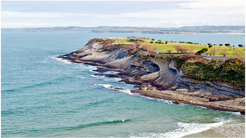 Contrastes de mar y roca en acantilados de Cantabria