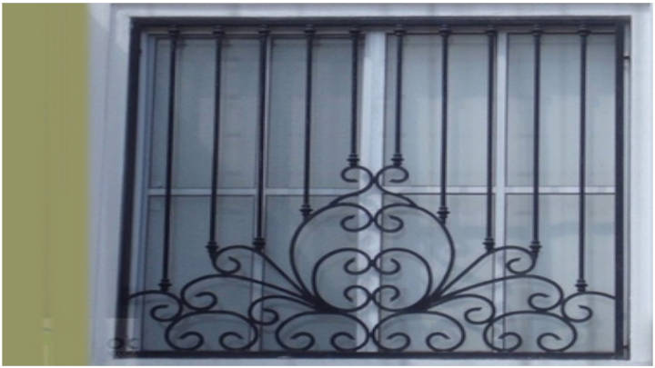 Más allá de una puerta de seguridad