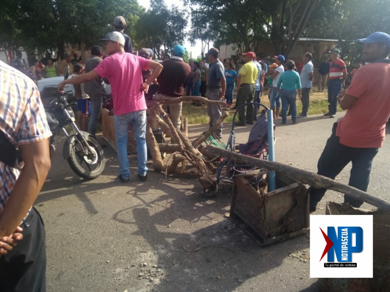 SIN CLAP Y SIN AGUA. Vecinos de Bella Vista protestaron trancando la vía